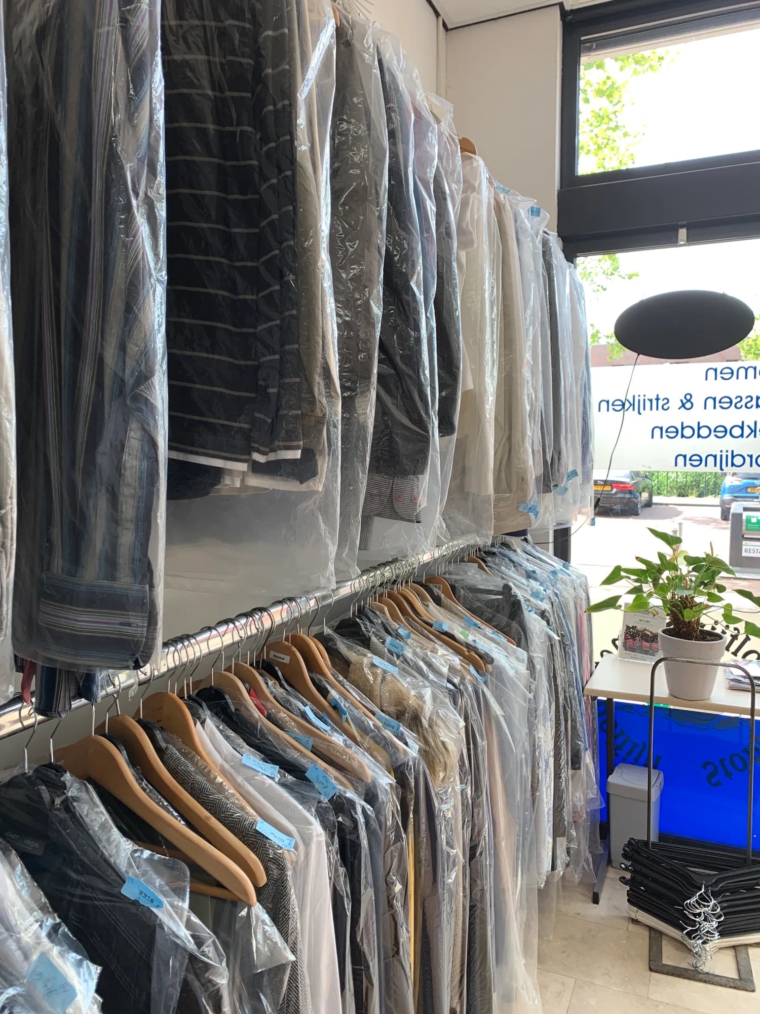 Kleding netjes gereinigd en verpakt bij Stomerij Dolfijn